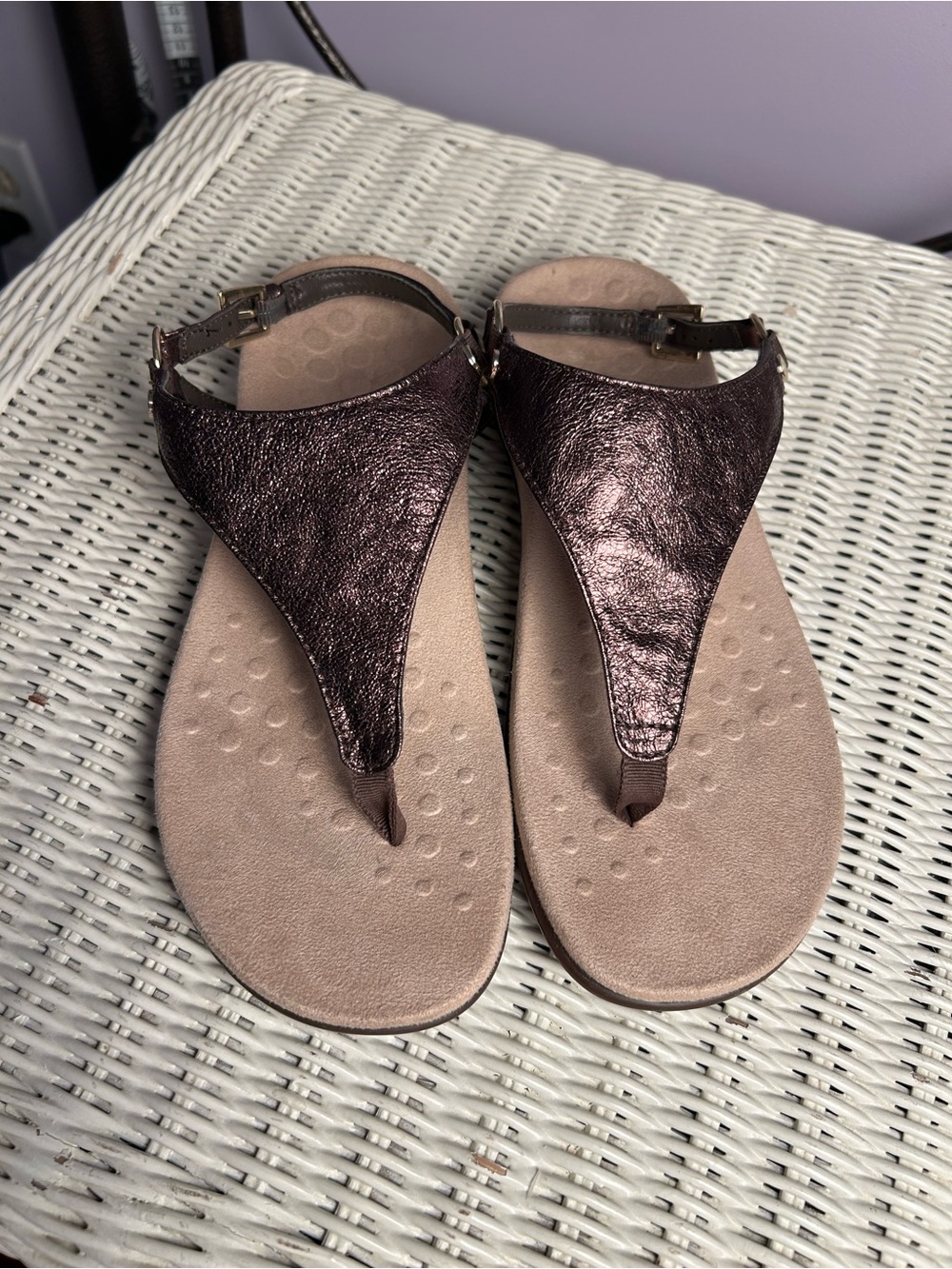 Vionic Kirra Metallic Bronze Leather Orthotic Thong Sandals Women’s Size 8